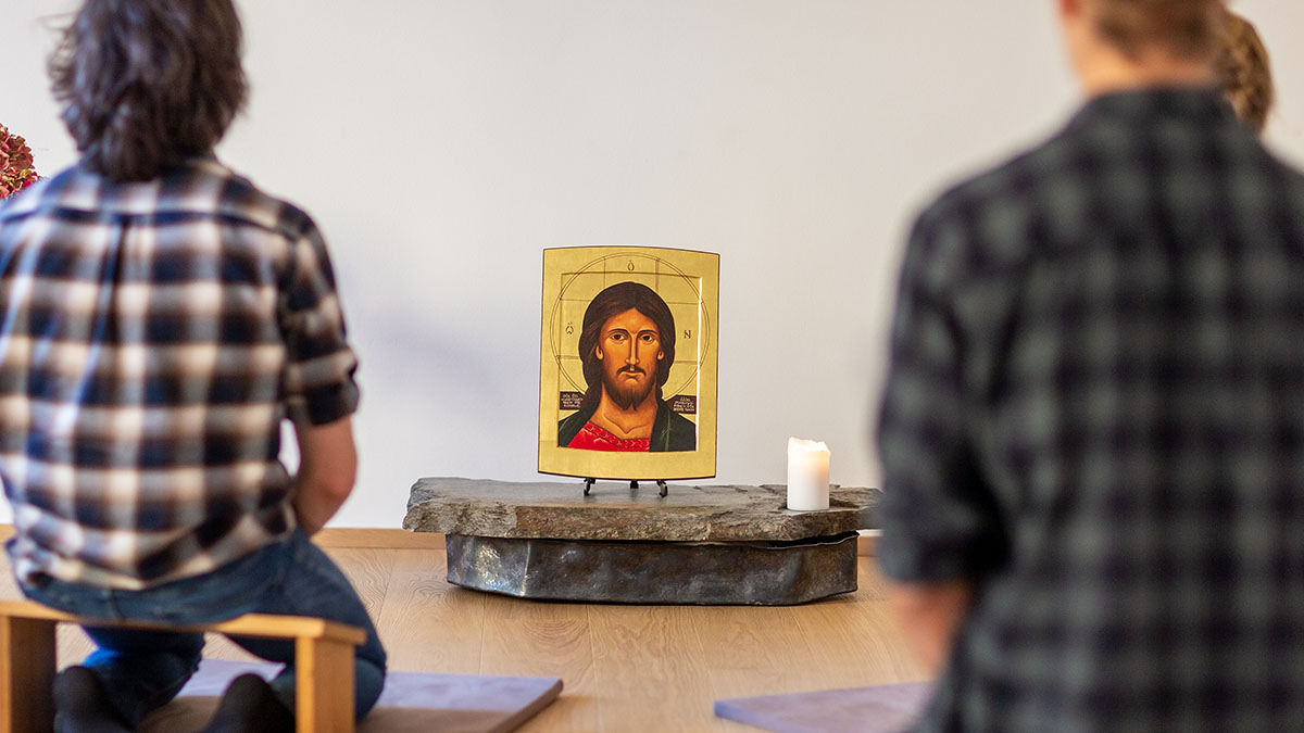 Innsbruck, Österreich – 7. November 2021:  Meditation, geleitet von Pater Helmut Schumacher SJ, Leiter der Zukunftswerkstatt.HINWEIS: ALLE RECHTE  DER ABGEBILDETEN PERSONEN SIND ZUR VERWENDUNG IM RAHMEN JESUITISCHER ARBEIT FREIGEGEBEN UND  LIEGEN 