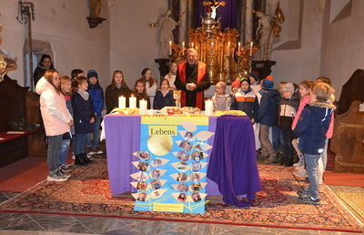 In Peggau haben sich 22 Erstkommunionkinder in Begleitung der Tischmütter vorgestellt