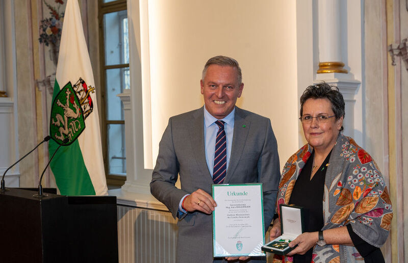 Verleihung des Ehrenzeichens / Land Steiermark / Robert Frankl Preisträgerin Anna Hollwöger mit Landeshauptmann Mario Kunasek.