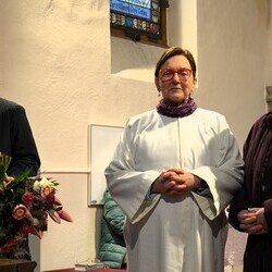 Margret Hofmann gratuliert im Namen des PPT